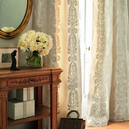Elegante beigefarbene Vorhänge im klassischen Stil verziert mit einem Scherli-Ornament.