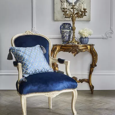 Blau-samtbezogener Stuhl in einem klassischen Raum mit Fischgrätparkett