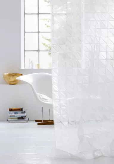 Ein weisser blickdichter Gardinenschal im modernen Look mit geometrischem Paillettenmuster.