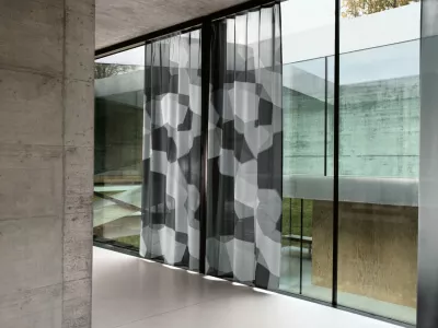 Ein moderner sowie transparenter Thermovorhang mit grau-hellgrauen und großflächigen Muster.