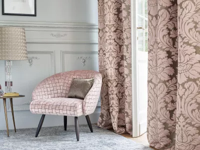 Ein klassisches Altbauwohnzimmer mit Vorhaengen aus opulentem rosa-goldenem Ornamentstoff.