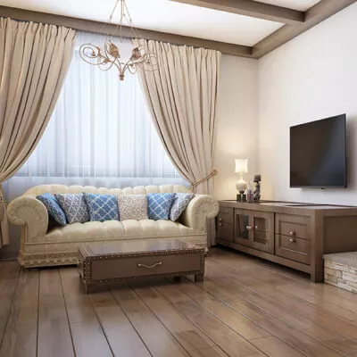 Beige Vorhänge und transparente Gardinen mit einem weissen Sofa im klassischen Stil in einem großzügigen Wohnzimmer.