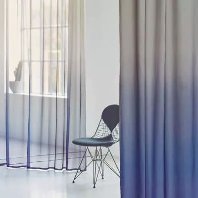 Minimalistischer Raum mit blau-grauen Gardinen