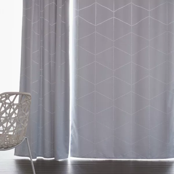 Grau-weißer Vorhang mit lasergeschnittenem Rautenmuster