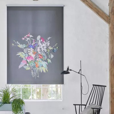 Sprossenfenster mit dunkelgrauem, floral bedrucktem Rollo in einem alten Bauernhaus