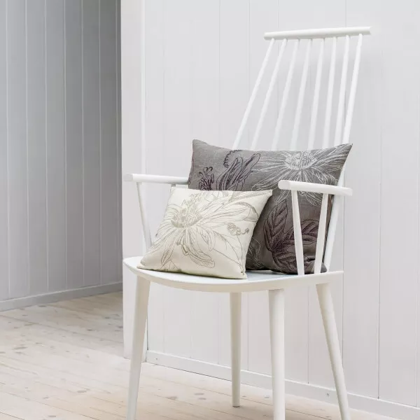 Weißer Stuhl mit Leinen-Kissen