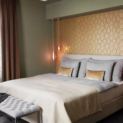 Samtene Verdunkelungsvorhänge in den Farben Beige und Braun in einem atmosphärischen Schlafzimmer.