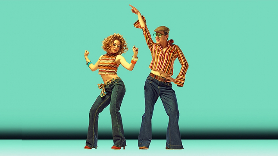 zwei aufgeregte Personen tanzen Disco, Retrostil Kleidung grüner Hintergrund